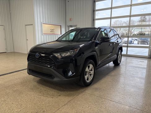Used 2021 Toyota RAV4 LE image 2