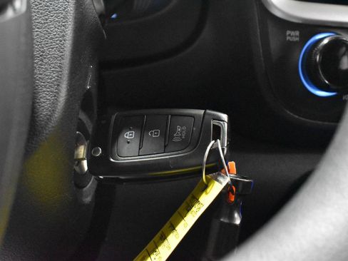 Used 2024 Hyundai Venue SE FWD image 16