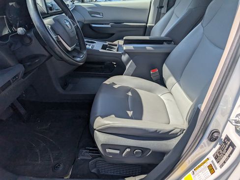 Used 2021 Toyota Sienna XLE image 12