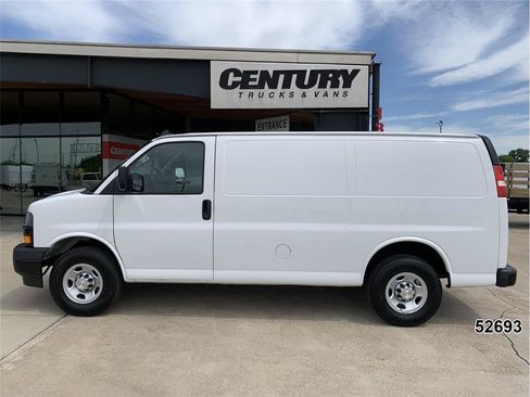 Used 2021 Chevrolet Express 2500 RWD image 4
