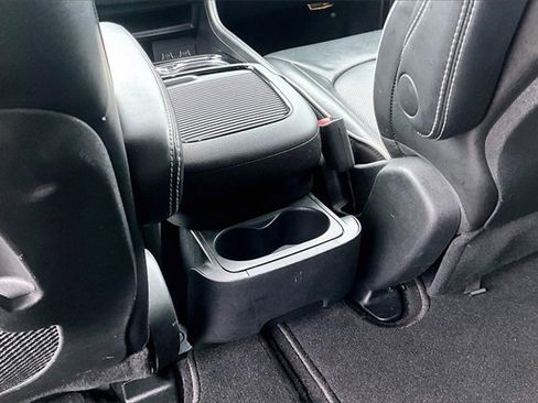 Used 2025 Chrysler Pacifica Limited image 36