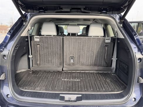 Used 2020 Toyota Highlander XLE image 14