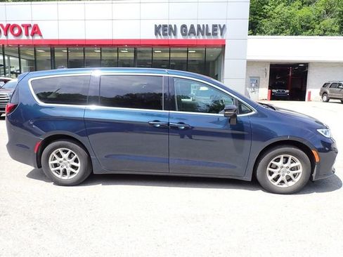 Used 2024 Chrysler Pacifica Touring-L FWD image 2