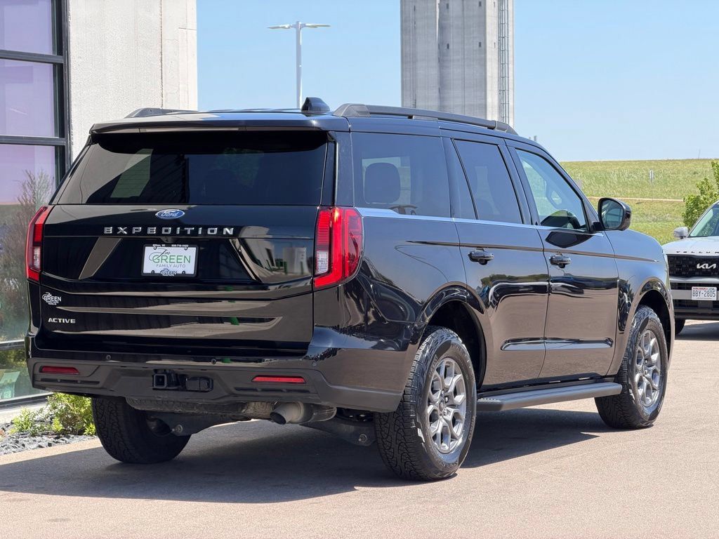 Used 2025 Ford Expedition Active AWD/4WD image 4