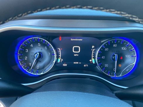 Used 2025 Chrysler Pacifica Select FWD image 18