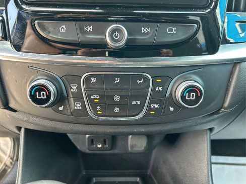 Used 2022 Chevrolet Traverse LT FWD image 26