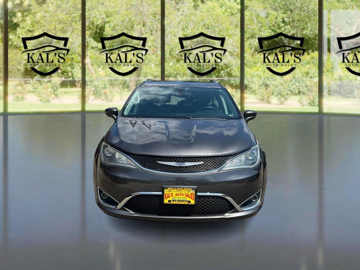 Used 2019 Chrysler Pacifica Touring-L FWD image 2