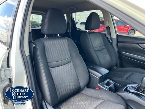Used 2017 Nissan Rogue SV w/ SV Premium Package FWD image 33