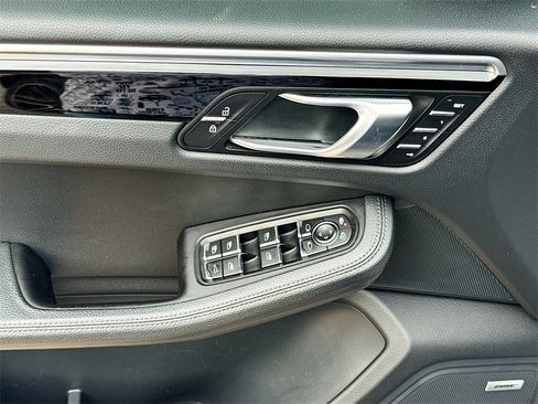 Used 2021 Porsche Macan S image 19