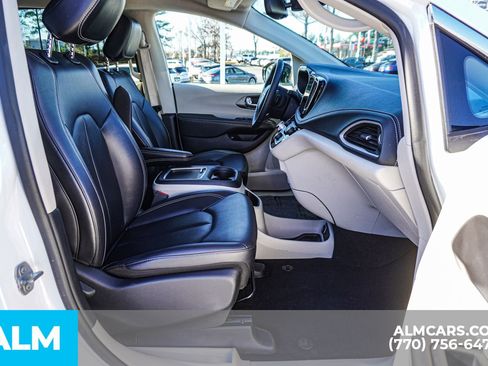 Used 2024 Chrysler Pacifica Select image 25