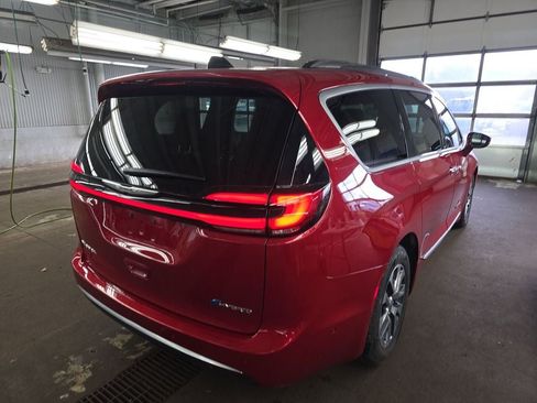 Used 2024 Chrysler Pacifica Pinnacle FWD image 5