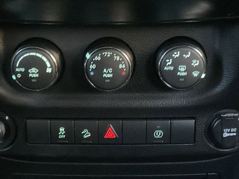 Used 2014 Jeep Wrangler Unlimited Rubicon w/ Connectivity Group AWD/4WD image 15
