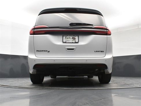 Used 2024 Chrysler Pacifica Limited w/ Uconnect Theater Family Group image 23