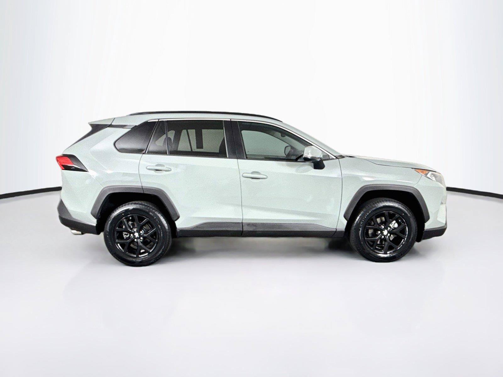 Used 2019 Toyota RAV4 XLE w/ Convenience Package FWD image 10