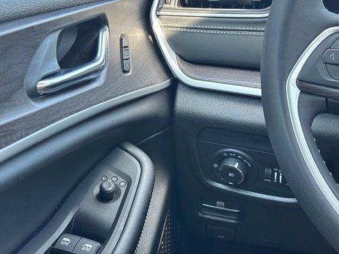Used 2025 Jeep Grand Cherokee Limited AWD/4WD image 8