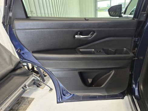 Used 2025 Nissan Pathfinder SL AWD/4WD image 12