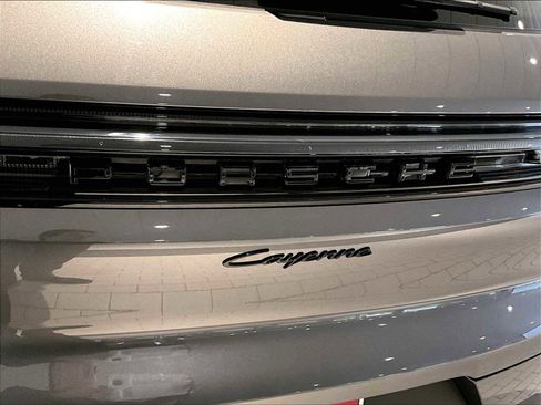 Used 2025 Porsche Cayenne image 38