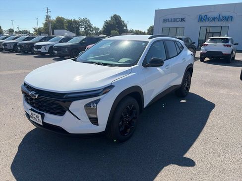 New 2026 Chevrolet Trax LT w/ Midnight Edition FWD image 2