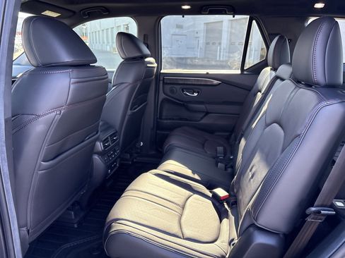 Used 2025 Honda Pilot Black Edition image 34