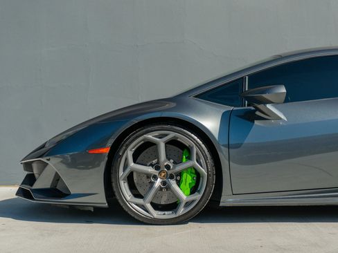 Used 2020 Lamborghini Huracan EVO image 14
