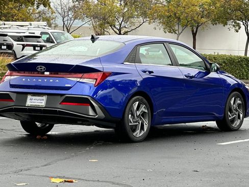 Used 2025 Hyundai Elantra Limited image 3