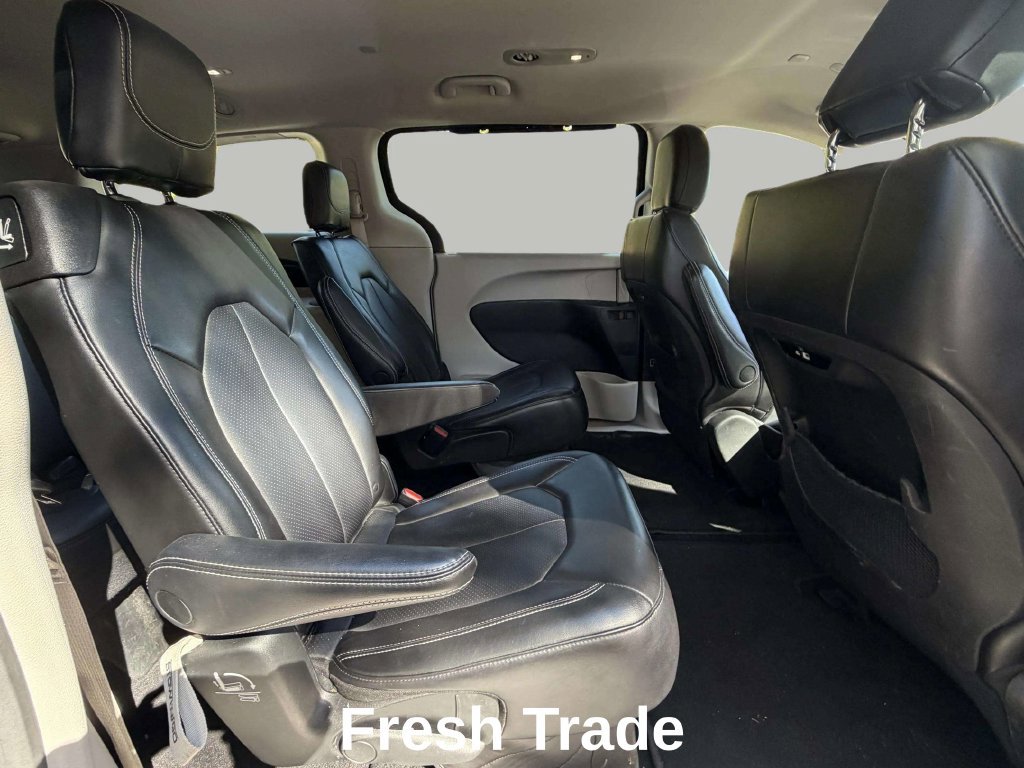 Used 2023 Chrysler Pacifica Touring-L FWD image 9