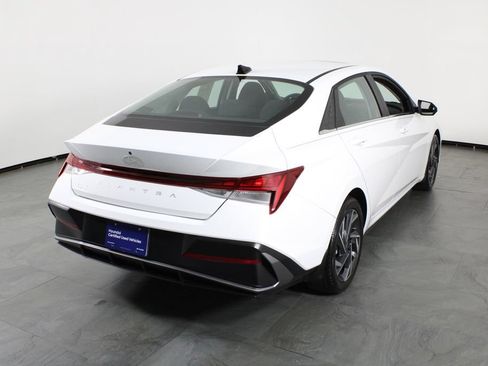 Certified 2024 Hyundai Elantra SEL w/ Convenience Package FWD image 4