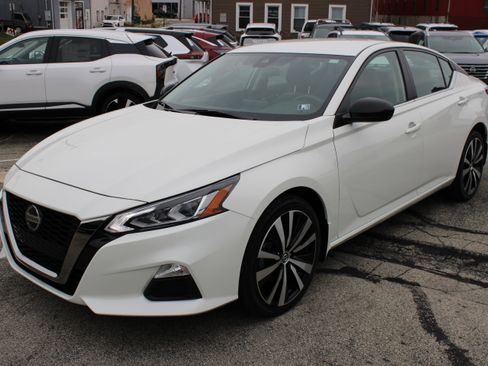 Certified 2022 Nissan Altima 2.5 SR image 1