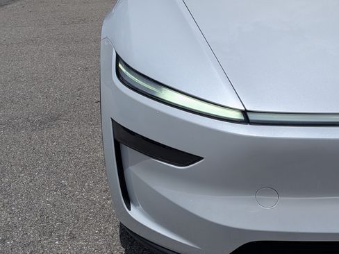 Used 2026 Tesla Model Y AWD image 9