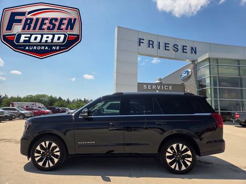 Used 2025 Ford Expedition Platinum w/ Driver's Package AWD/4WD image 4