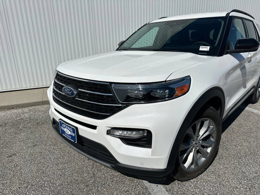 Used 2024 Ford Explorer XLT w/ Equipment Group 202A AWD/4WD image 2