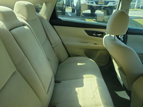 Used 2015 Nissan Altima 2.5 S w/ Sport Value Package image 9