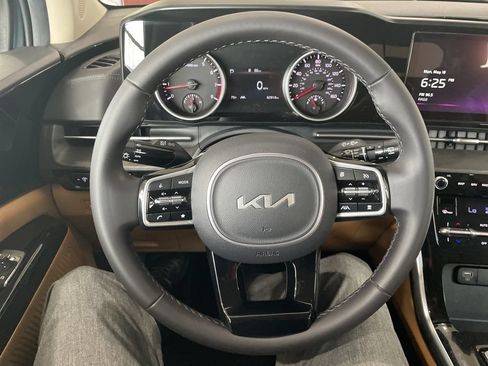 Used 2023 Kia Carnival EX FWD image 20