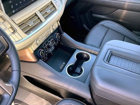 Used 2024 Chevrolet Suburban High Country image 15