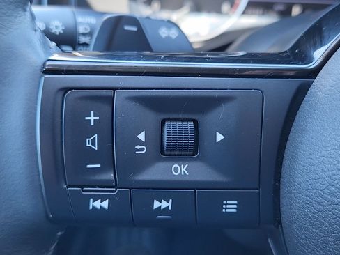 Used 2025 Nissan Pathfinder SL AWD/4WD image 12
