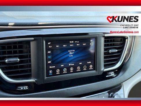 Used 2019 Chrysler Pacifica Touring-L FWD image 28