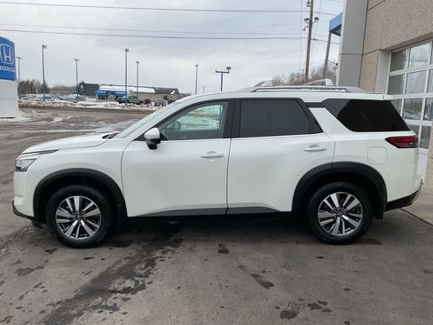 Used 2024 Nissan Pathfinder SL w/ Black Appearance Package image 8