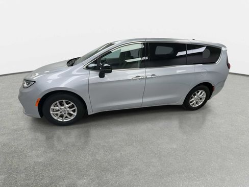 Used 2024 Chrysler Pacifica Touring-L image 5