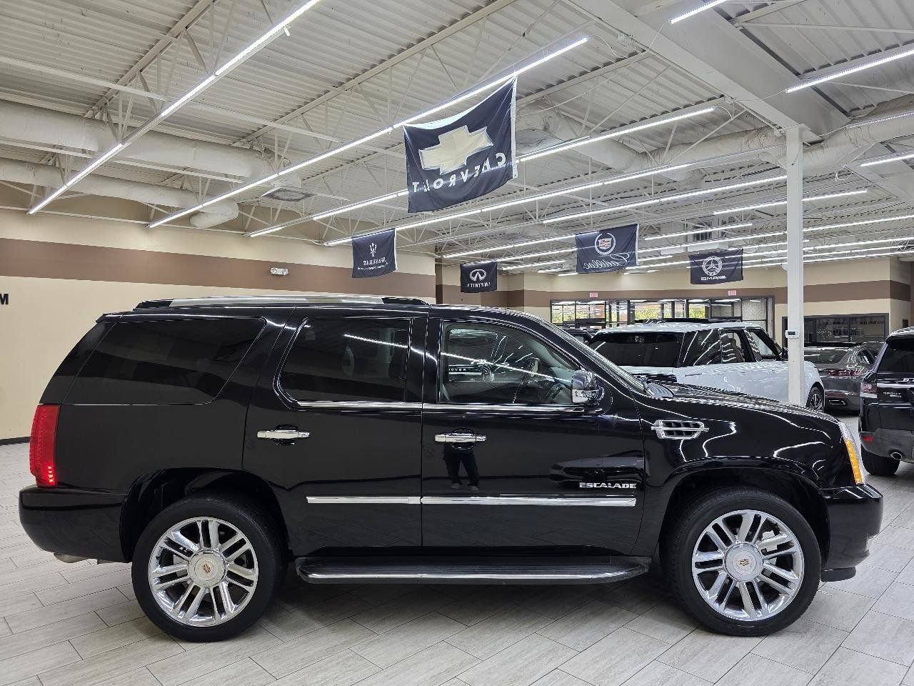 Used 2012 Cadillac Escalade Luxury RWD image 5