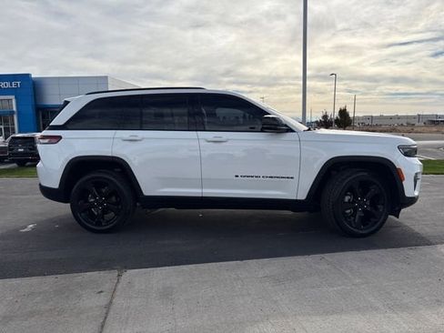 Used 2023 Jeep Grand Cherokee Limited w/ Black Appearance Package image 2
