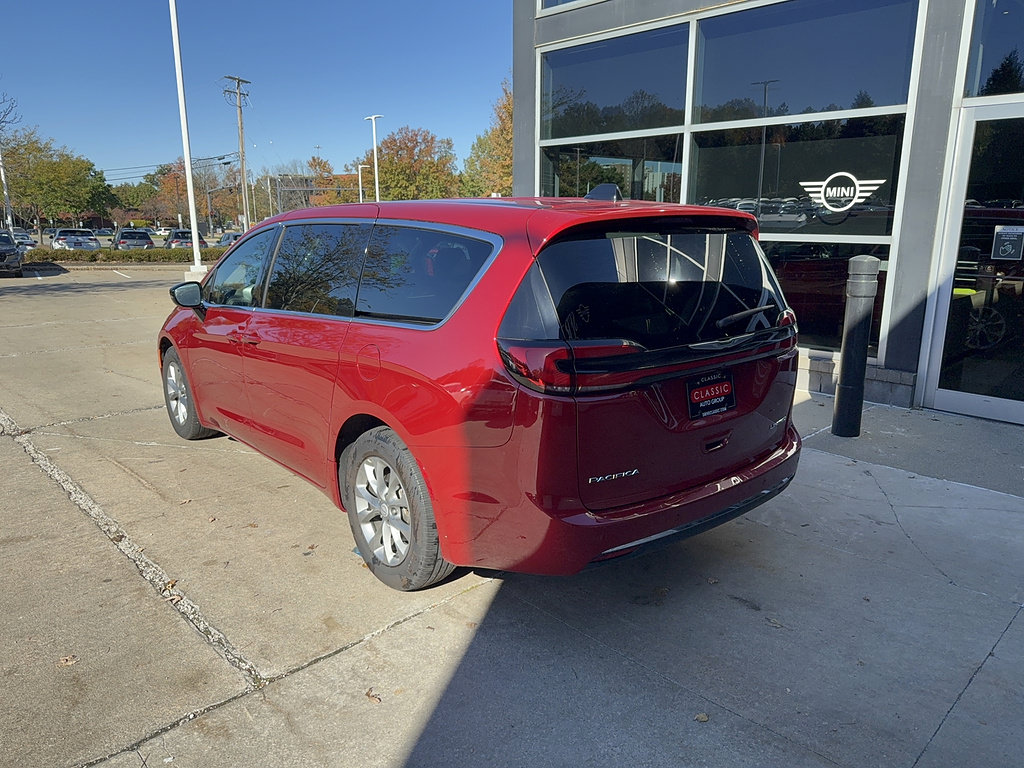Used 2026 Chrysler Pacifica Limited FWD image 3