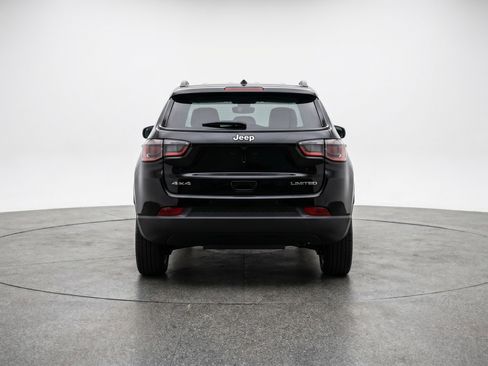 Used 2025 Jeep Compass Latitude AWD/4WD image 7