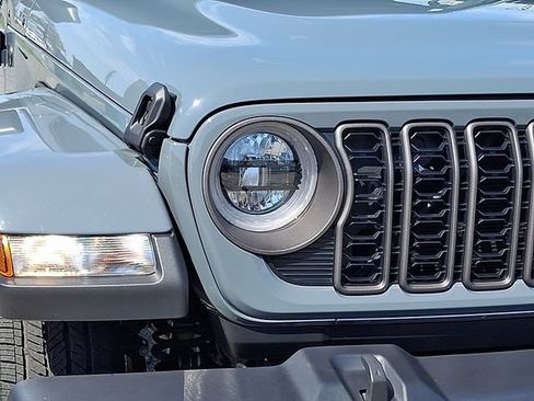 Used 2024 Jeep Gladiator Sport AWD/4WD image 9