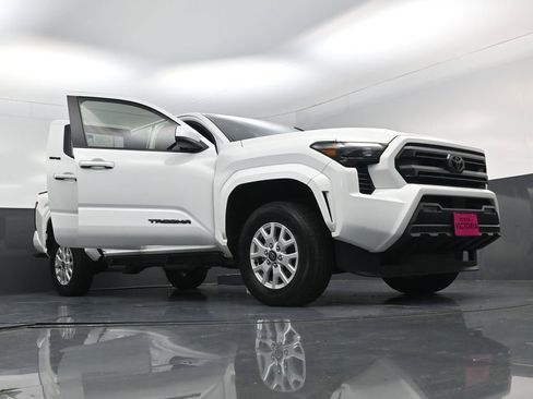 Used 2025 Toyota Tacoma SR5 RWD image 27