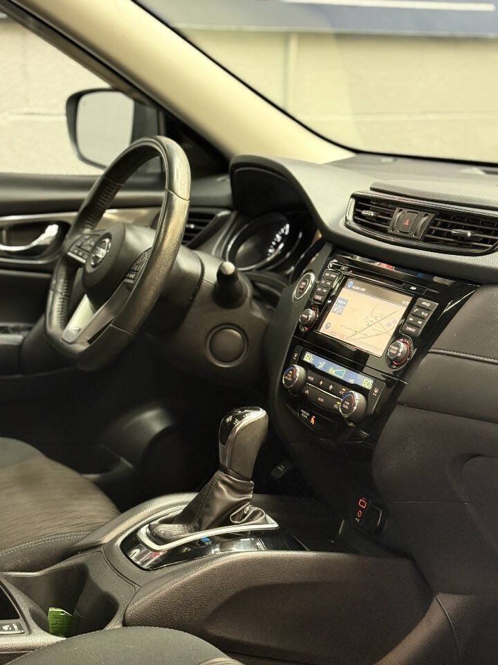 Used 2017 Nissan Rogue SV w/ Sun & Sound Touring Package AWD/4WD image 6