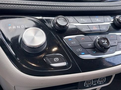 Used 2022 Chrysler Pacifica Touring-L image 29