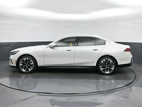 Used 2026 BMW 530i RWD image 4