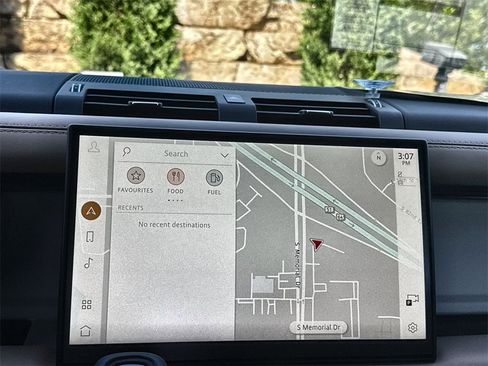 Used 2025 Land Rover Defender 130 X-Dynamic SE image 24