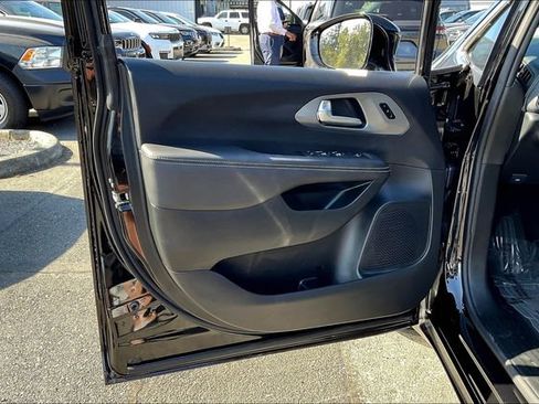 New 2026 Chrysler Pacifica Select image 21