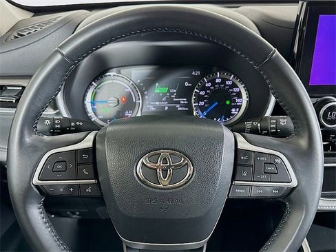 Used 2023 Toyota Highlander XLE image 12
